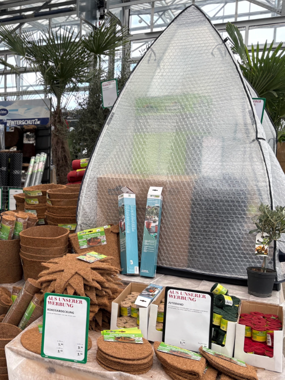 Winterschutz für Gartenpflanzen mit Pflanzenschutzzelt, Kokosmatten und Frostschutz-Zubehör im Garten-Center