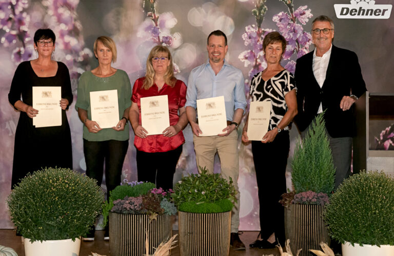 CFO Hansjörg Flassak (rechts) ehrte die Jubilare für 25 Jahre.