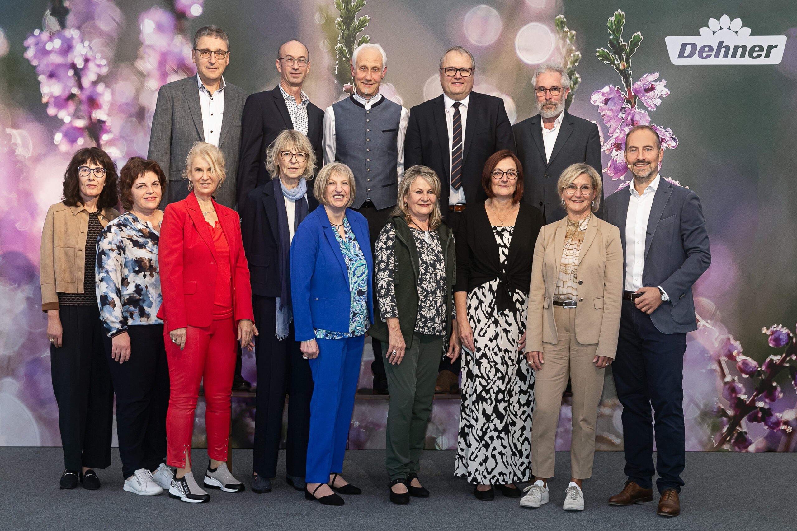 Die Jubilare werden von CEO Georg Weber (rechts) für 40 Jahre Unternehmenszugehörigkeit geehrt. 